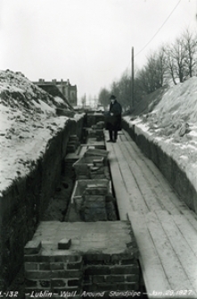 Budowa muru wokół wieży ciśnień przy Alejach Racławickich