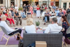 Wiecz&oacute;r między wierszami