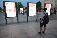 Wiecz&oacute;r między wierszami