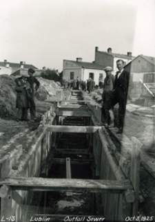 Pracownicy firmy Ulen & Company nad kanalizacją miejską