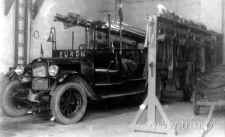 Wóz strażacki w remizie w Kurowie