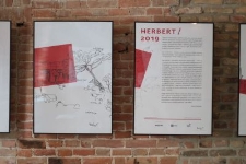 Wystawa „Nagła wyspa. Herbert 2019” w Domu Słów