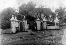 Brama wjazdowa na plebanię kościoła parafialnego w Kurowie