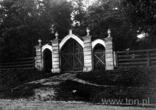 Brama wejściowa na cmentarz w Kurowie