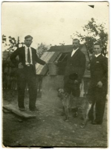 Mężczyźni przy studni