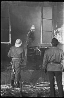 Strażak w dopalającym się budynku