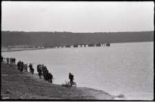 Grupa ludzi nad Zalewem Zemborzyckim