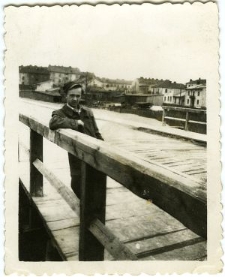 Mężczyzna na drewnianym moście nad Czerniej&oacute;wką