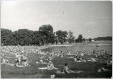 Ludzie wypoczywający nad brzegiem Zalewu Zemborzyckiego