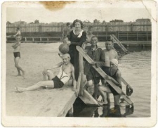 Grupa ludzi na basenie