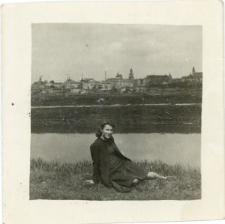 Kobieta nad brzegiem Bystrzycy