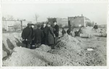 Grupa mężczyzn na placu budowy wodociągów i kanalizacji dla Miasteczka Akademickiego