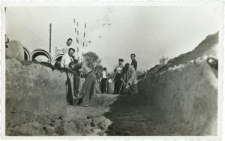 Grupa mężczyzn podczas prac nad budową wodociągów i kanalizacji