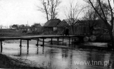 Ulica Blich w Kurowie z mostkiem nad rzeką Kłodą