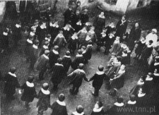 Lublin. Dzieci z przedszkola "Ognisko" na podw&oacute;rku kamienicy przy ul. Krawieckiej 41