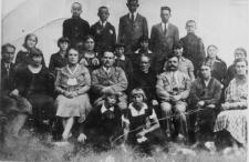 Nauczyciele i uczniowie szkoły powszechnej w Wojsławicach