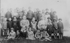 Wojsławicka nauczycielka Regina Podkowa z klasą