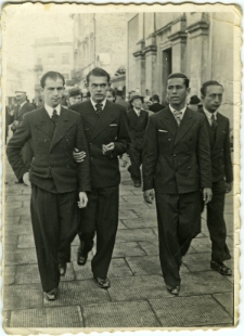 Waks Abram Mojżesz with friends walking on Krakowskie Przedmiescie street in Lublin