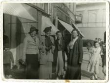 Lutka Kestelman (druga od lewej) z kobietami na Krakowskim Przedmieściu