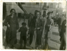Lutka Kestelman (po prawej) z nieznana dziewczną na Krakowskim Przedmieściu