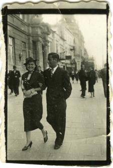 Waks Abram Mojżesz with a woman walking on Krakowskie Przedmiescie 50 street in Lublin, the Main Post Office