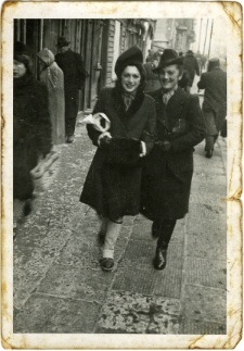 Estera Halbersztadt (on the right), Sarah Tuller (on the left) on the street of Lublin.