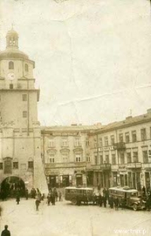 Lublin. Autobusy komunikacji miejskiej przed Bramą Krakowską