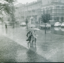 Kobiety spacerujące podczas deszczu na Krakowskim Przedmieściu w Lublinie