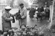 Handel kwiatami przy cmentarzu na ulicy Lipowej w Lublinie.