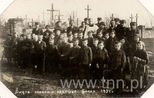 Dzieci ze Szkoły Powszechnej w G&oacute;rce Kockiej ze swoimi nauczycielkami Apolonią Rzymowską i Leokadią Taczalską