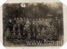Klasa szkolna ze Szkoły Powszechnej w Kocku ze swoim nauczycielem Edmundem Boberem.