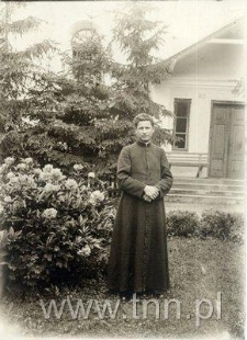 Ksiądz nn przed domem M. O. Górczyńskiego.