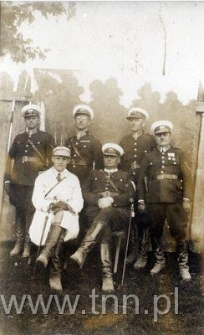 Komenda policji w Adamowie: komendant Sikora pośrodku,