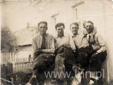 Kazimierz i J&oacute;zef Mielkiewicz - pierwszy i trzeci od lewej (oraz dw&oacute;ch nn)