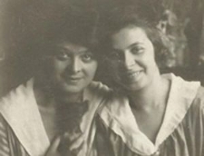 Cywia Obersztern (from the left) and Rozalia Obersztern (from the right)