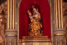 Posąg tronującej Matki Boskiej z Dzieciątkiem - Kościół rzymskokatolicki pw. św. Wojciecha w Wąwolnicy