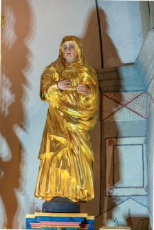 Posąg św. Anny w ołtarzu kościoła - Kości&oacute;ł rzymskokatolicki pw. św. Wojciecha w Wąwolnicy