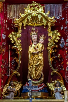 Figura anioła - Kości&oacute;ł rzymskokatolicki pw. św. Wojciecha w Wąwolnicy