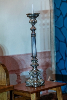 Lichtarzyk ołtarzowy - Kości&oacute;ł rzymskokatolicki pw. św. Wojciecha w Wąwolnicy