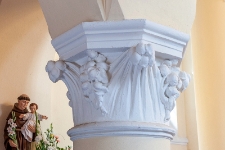 Kapitele kolumn podch&oacute;rza - Kości&oacute;ł rzymskokatolicki pw. św. Wojciecha w Wąwolnicy