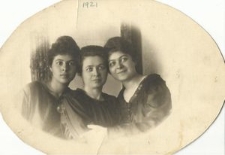 Rodzina Obersztern: (od lewej) Rozalia Obersztern, Laja Obersztern z domu Flam-Grad i Cywia Obersztern