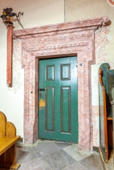 Portal w prezbiterium do zakrystii - Kościół rzymskokatolicki pw. św. Wojciecha w Wąwolnicy