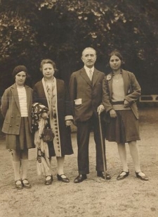 Zdjęcie rodzinne: (od lewej) Rozalia Obersztern, Laja Obersztern z domu Flam-Grad, Chaim Wulfowicz i Cywia Obersztern