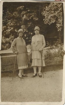 Laja Obersztern z domu Flam-Grad (po prawej)