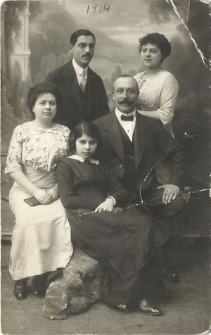 Rodzina Obersztern: (od lewej) Laja Obersztern z domu Flam-Grad, Dawid Obersztern, Rozalia Obersztern; z tyłu od lewej: Stanisław Rozen i Cywia Rozen z domu Obersztern