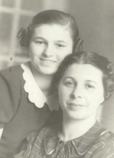 Ruth Hoenigsfeld (z lewej) i Rozalia Hoenigsfeld z domu Obersztern