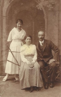 Rodzina Obersztern: (od lewej) Rozalia Obersztern, Laja Obersztern z domu Flam-Grad i Dawid Obersztern