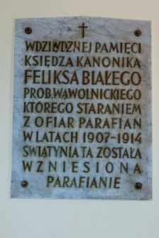 Tablica pamiątkowa ks. Feliksa Białego i budowy kościoła - Kości&oacute;ł parafialny pw. św. Wojciecha, Wąwolnica
