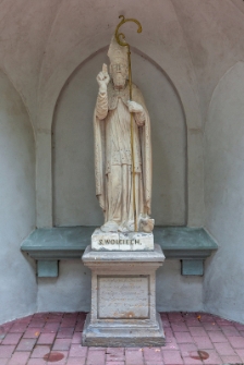 Posąg św. Wojciecha - Kościół rzymskokatolicki pw. św. Wojciecha w Wąwolnicy