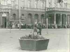 Krakowskie Przedmieście w Lublinie - kolejka po papierosy